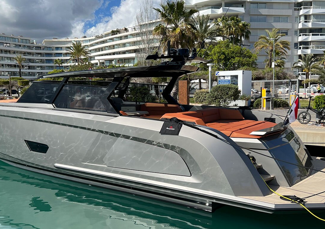 Vanquish VQ58 - La Brise Charter Ibiza